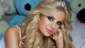 Marina Dina nu suportă hainele "plictisitoare". Fosta asistentă şi-a innebunit fanii cu o tinută care-i lasă la vedere picioarele