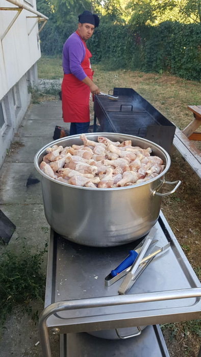 Bolnavii din Slatina au mâncat pui la grătar, gătit în curte, din cauza lipsei gazelor