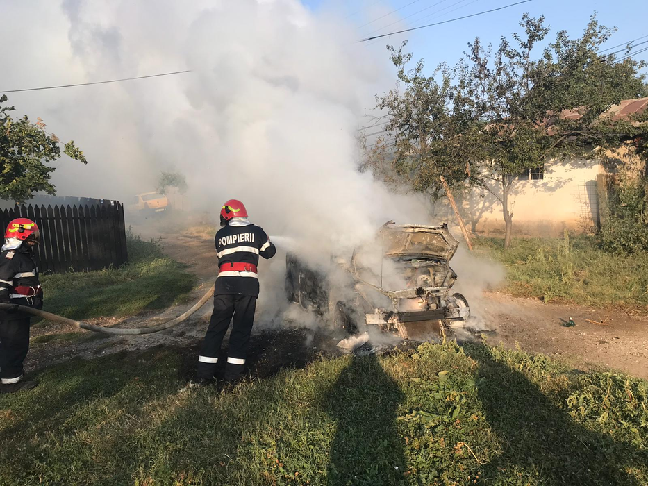 Torță pe roți. Șoferul a observat fum și a coborât. Mașina a fost mistuită de flăcări | VIDEO