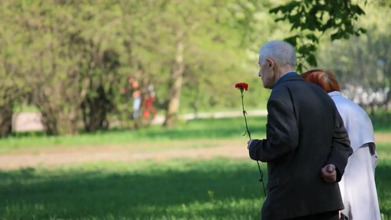 De 1 Martie, un bătrân din Iași a cumpărat un buchet de flori. Întrebat pentru cine sunt florile, el a dat un răspuns emoționant