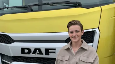 La 24 de ani conduce TIR-ul prin Europa. Povestea tinerei care a renunțat la facultate și și-a făcut carieră la volanul camionului