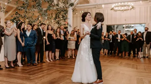 O femeie, criticată intens pentru rochia cu care s-a îmbrăcat la nunta fiicei ei