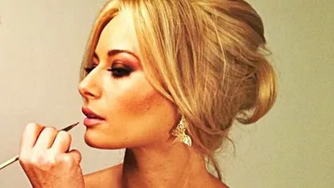 Niciodata publicul nu a vazut-o asa! Laura Cosoi, surprinsa pe o plaja indepartata, aproape dezbracata si fara pic de machiaj