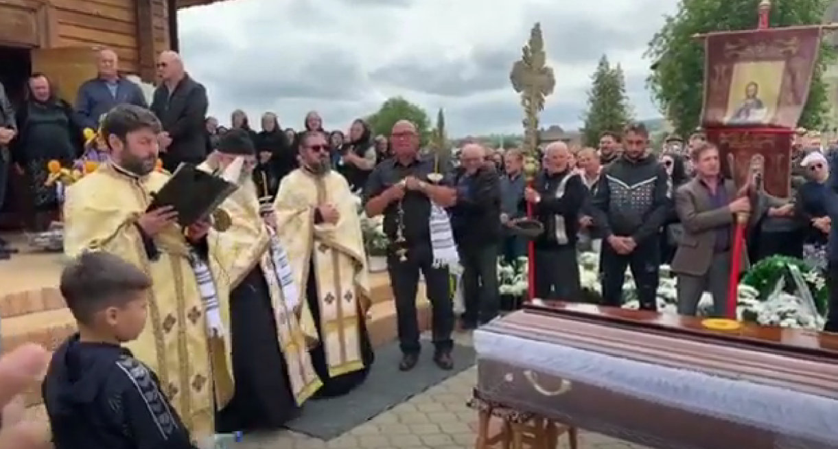Ancuța și Costel Lăzărescu, împreună cu cei 2 copilași ai lor, au fost conduși pe ultimul drum de sute de oameni. Imaginile durerii!