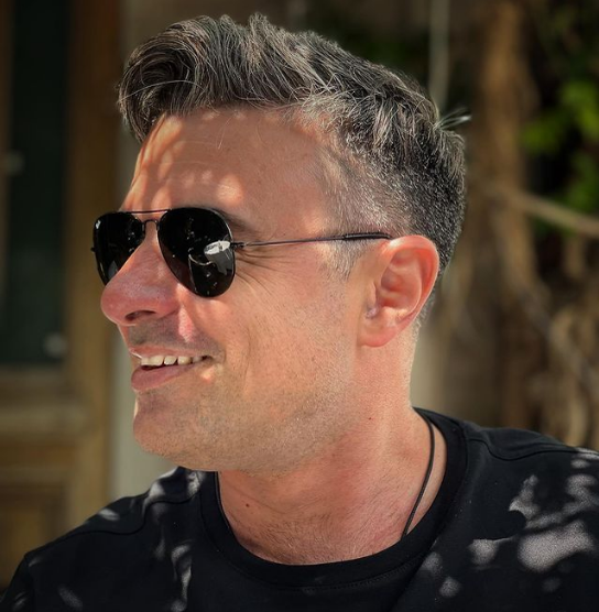 EXCLUSIV | Cornel Ilie, de la Vunk, ”asediat” de o cântăreață de muzică populară: ”Sunt în limbă după el!”