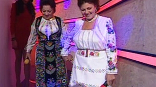 VIDEO Irina Loghin, surprinsa de un fan "carmolizat": "Intr-o seara m-a asteptat unul beat manga cu o curca in brate"