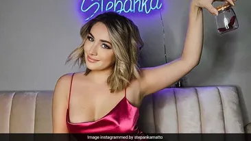 Stephanie Matto, femeia de 31 de ai care și-a vândut „vânturile” pe internet cu 1.000 de dolari borcanul, face bani acum din lumânări parfumate