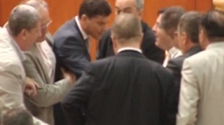 Tara arde si politicienii se bat in Parlament! VEZI AICI de la ce a pornit un scandal monstru