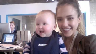 Facebook e peste tot, inclusiv pe bavetica fetitei actritei Jessica Alba!
