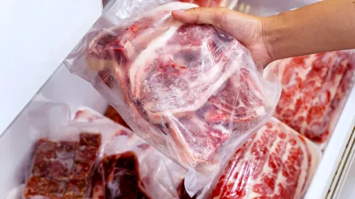 Câte luni maximum poate fi păstrată în congelator carnea de pui, de vită și de porc. Greșeala pe care mulți români o fac!
