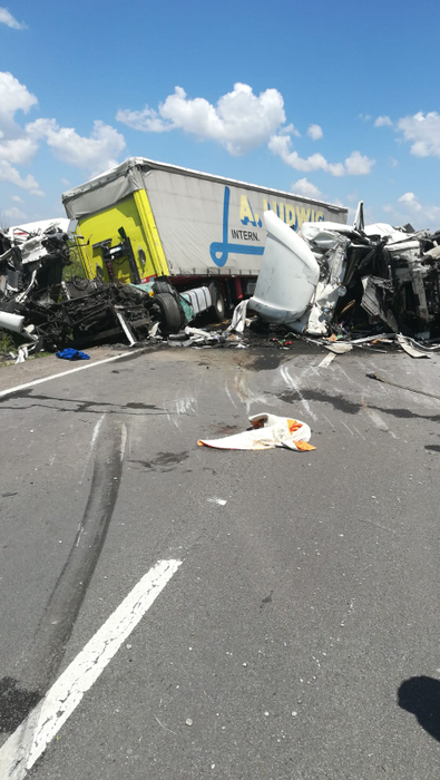 Două TIR-uri s-au izbit violent pe DN 5, în localitatea Uzunu