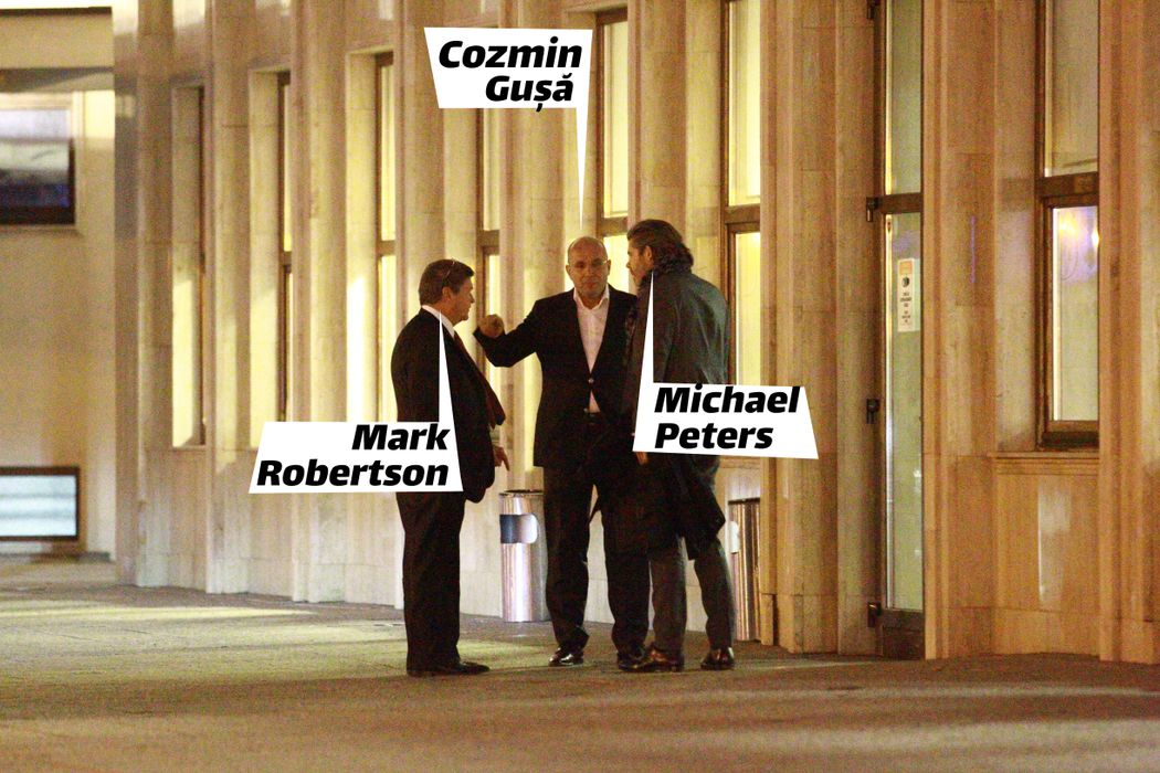 Cozmin Gușă, într-o discuție cu Michael Peters și Mark Robertson, la Aeroportul Băneasa