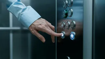 Vedeta din România, HĂRȚUITĂ în lift! „Fără ca eu să văd, timp în care m-a împins de umeri în...”