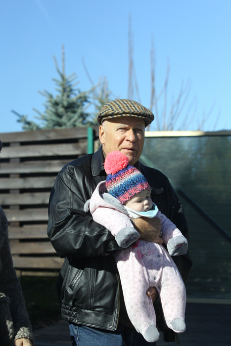 Tatăl Simonei Gherghe, cu nepoţica în braţe