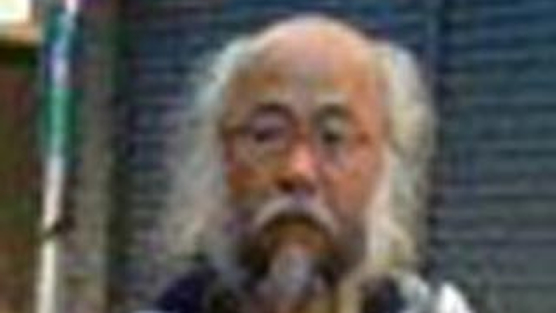 Multi ciudati mai traiesc in Japonia! Mosul asta se crede o scolarita de 16 ani! Uite cum s-a imbracat!