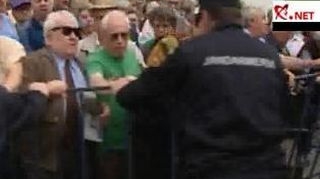 VIDEO Pensionarii au fortat gardurile de protectie si au ajuns in fata intrarii de la Palatul Cotroceni!
