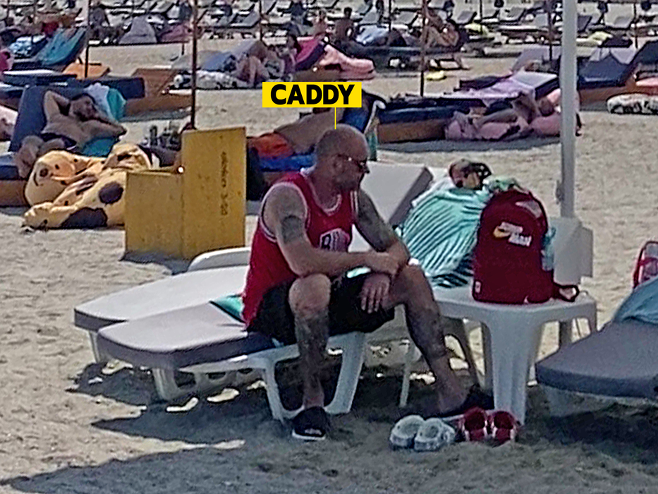 Caddy nu renunță la stilul de rapper nici la plajă / (Foto: CANCAN.RO)