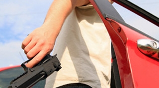 Vestul salbatic sau Craiova? Au descalecat de pe Dacii si au tras cu pistoalele!
