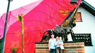 S-au trezit cu un balon pe casa