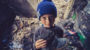 Copil din Botoșani, distrus de durere după ce și-a văzut casa în care locuia în flăcări. Povestea care a emoționat România