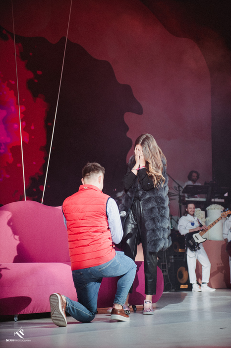 Moment emoționant la concertul Deliei! Artista a complotat cu un fan care și-a cerut iubita de soție pe scenă