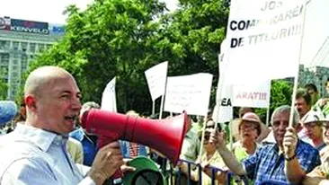 Chiariasii evacuati au protestat in fata Guvernului