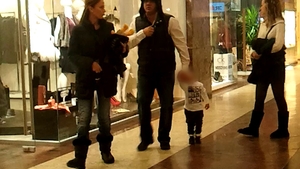 Sabin Ilie a iesit la plimbare cu iubita si copilul. S-au distrat la mall