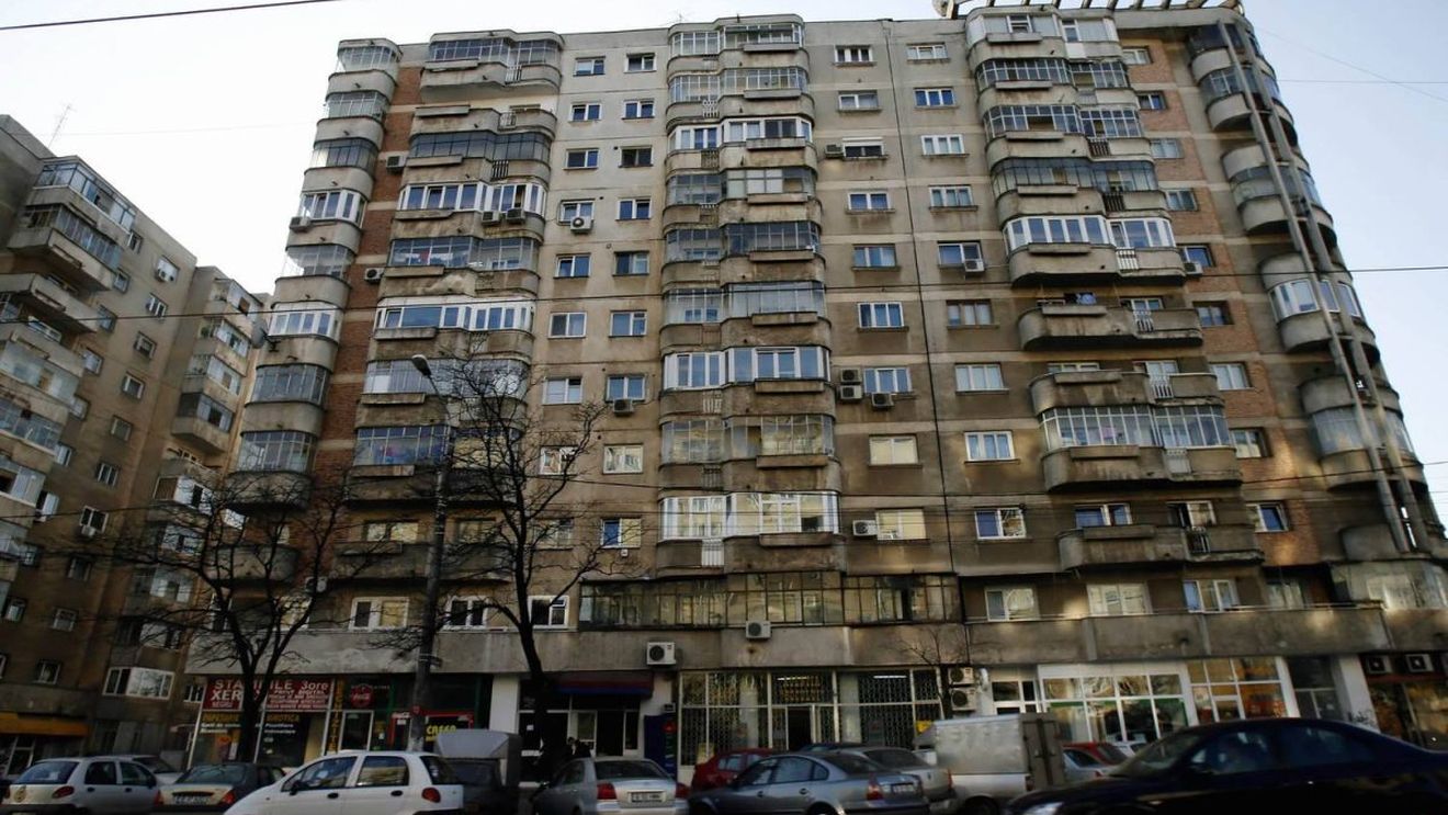Viral! Ce a afiș a putut să pună un bărbat în scara blocului!