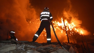 O fabrică de mezeluri de lângă Bucureşti a fost mistuită de flăcări în această dimineaţă