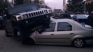 Foto incredibil! Un smecher cu Hummer a turtit un Logan parcat - Vezi cum arata uluitorul accident!