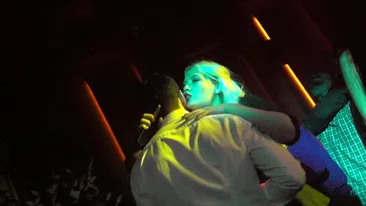 S-a lipit de el ca marca de scrisoare. Adi Cristea, flirt in club cu o blonda care l-a excitat si l-a jucat pe degete
