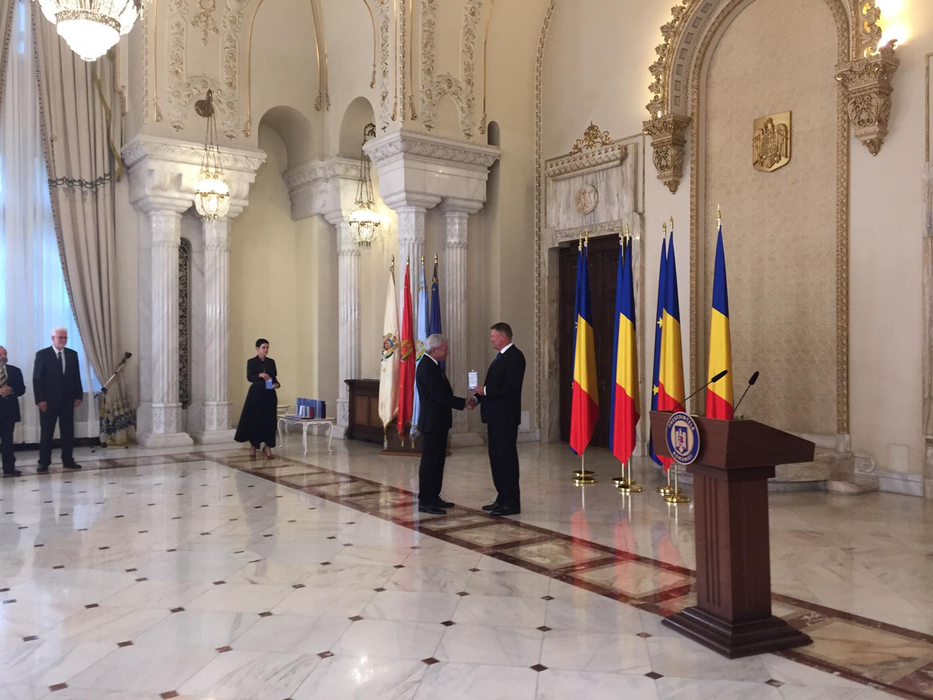 Klaus Iohannis a conferit marelui actor Ion Dichiseanu  Ordinul Naţional „Serviciul Credincios” în grad de Ofiţer