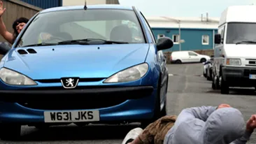 Se arunca de bunavoie in fata masinilor