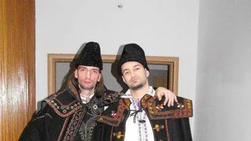 Ţi-l imagineai vreodată aşa? Badea Smiley, în costum popular, cu brâu şi căciulă de astrahan. Crezi că îi şade bine?
