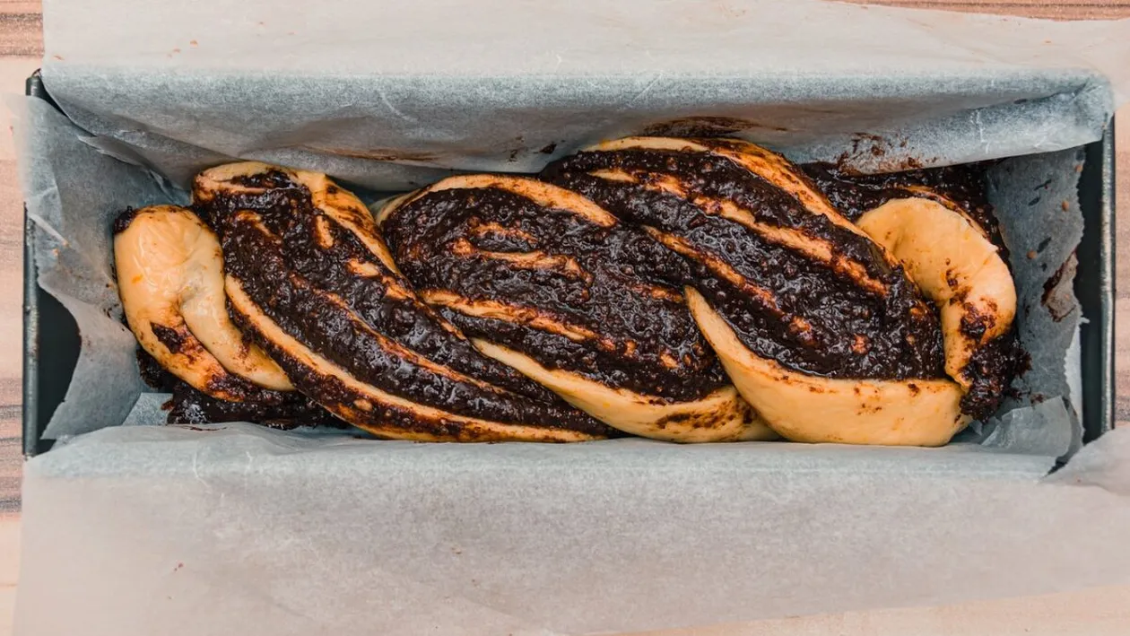 Cum fac moldovencele cozonacul trântit. Rețeta e specială, este cel mai pufos din România