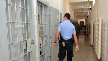 Un paznic de la Penitenciarul Deva a fost înjunghiat de un deținut, cu o foarfecă