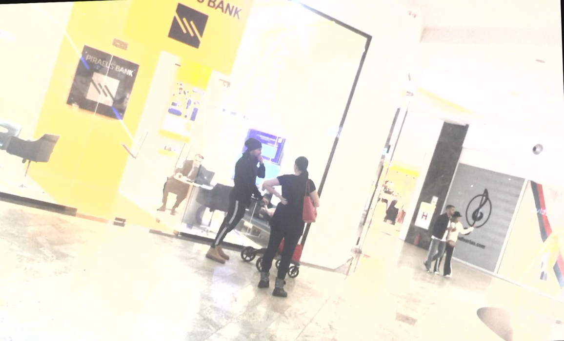 Cei doi au de gând să se mai plimbe prin mall