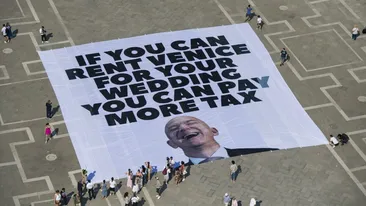 Proteste în Veneția din cauza nunții grandioase a lui Jeff Bezos și Lauren Sanchez. IREAL ce a apărut în Piața San Marco. VIDEO