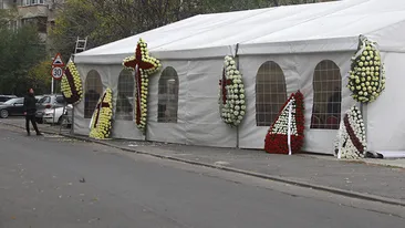 Avem imagini nemaivăzute! Priveghi faraonic printre blocuri, cum n-a avut nici Fane Spoitoru… A murit ”Împăratul florilor” din Ferentari!