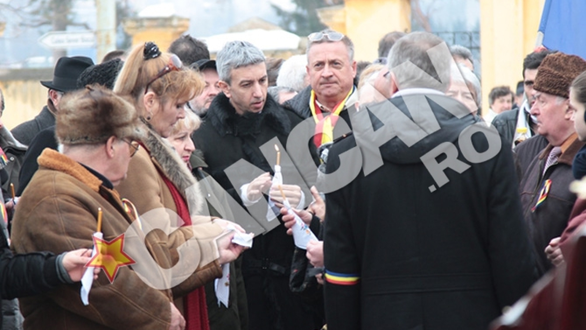 Dan Diaconescu, asaltat de fani la o inmormantare! Si-a condus pe ultimul drum un invitat la emisiune!