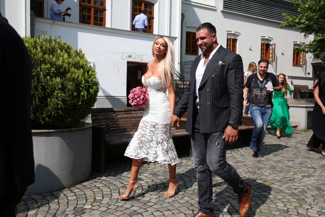 EXCLUSIV. Bianca Drăguşanu s-a căsătorit azi cu Alex Bodi! Ce rochie a purtat vedeta! Primele imagini