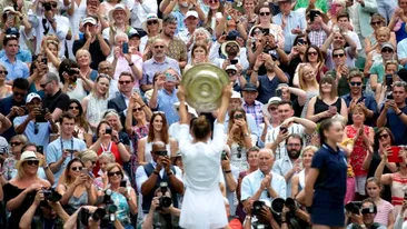 Simona Halep prezintă la Constanța trofeul obținut la Wimbledon. Mii de persoane prezente