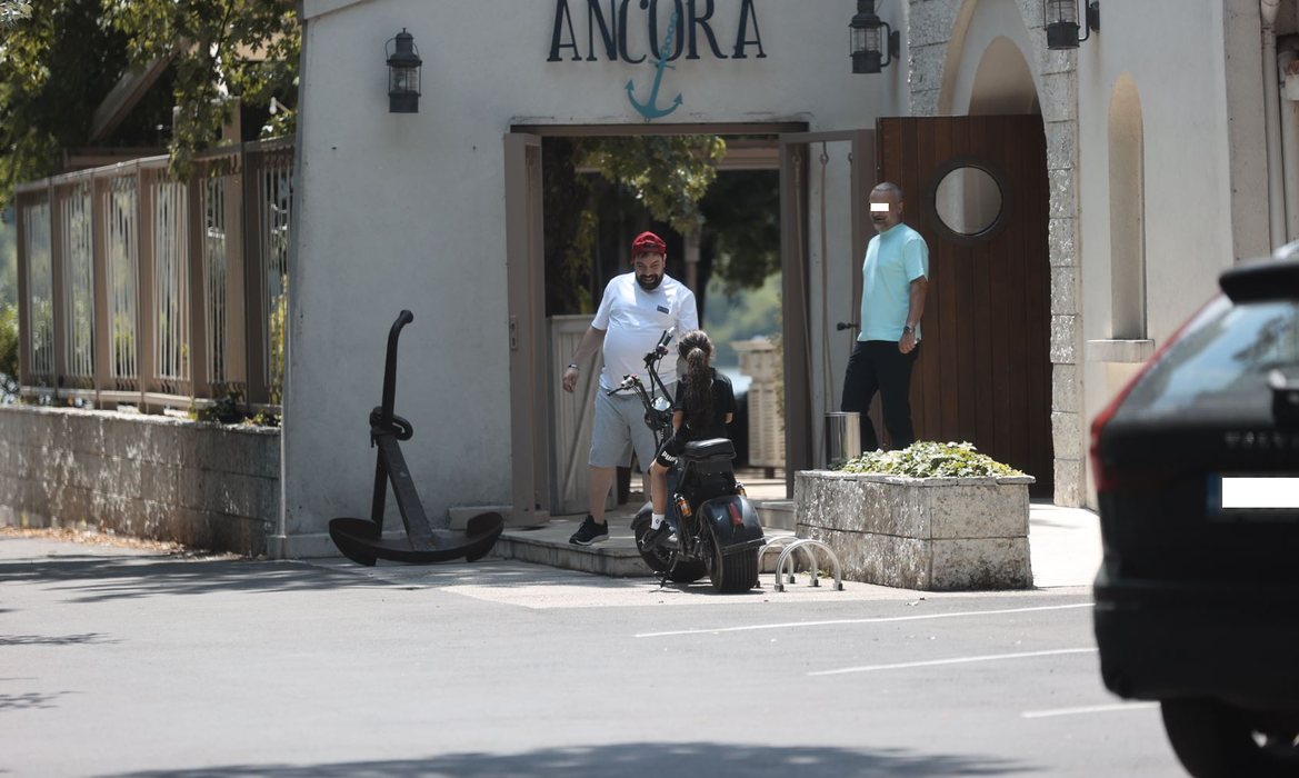 Florin Salam, Roxana Dobre, una dintre fetițele lor și o prietenă au ajuns la restaurant, în Herăstrău (Foto: CANCAN.RO)