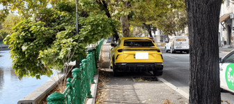 „Scumpă parcarea de 5 lei când ai mașină de 300.000 de euro!” Reacțiile românilor la un Lamborghini lăsat pe trotuar în București