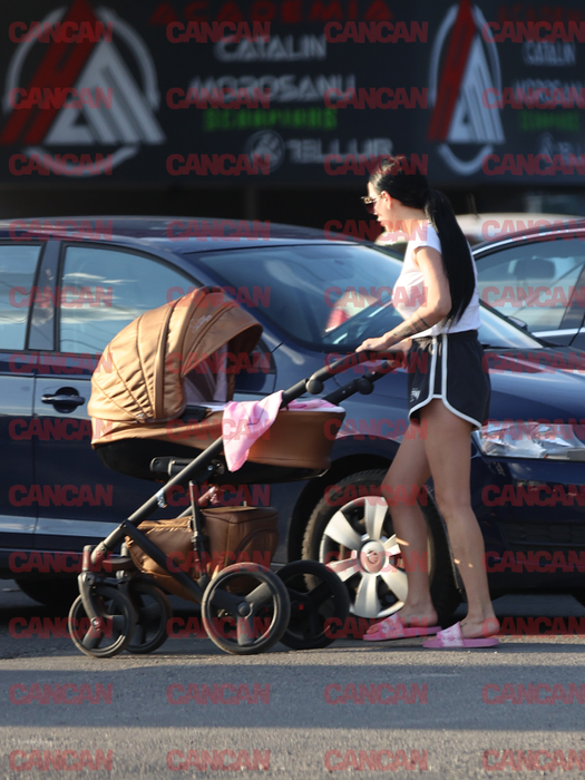 Daniela Crudu împinge căruciorul înapoi către casă, după ce și-a făcut cumpărăturile de la aprozar (Foto: CANCAN.RO)