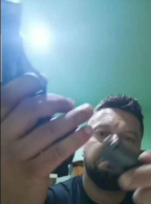 Polițiștii din Dâmbovița, amenințați cu pistolul de un individ care a fost prins conducând sub influența drogurilor