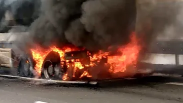 Imagini de groază. Un camion a izbucnit în flăcări pe autostradă. Traficul a fost blocat