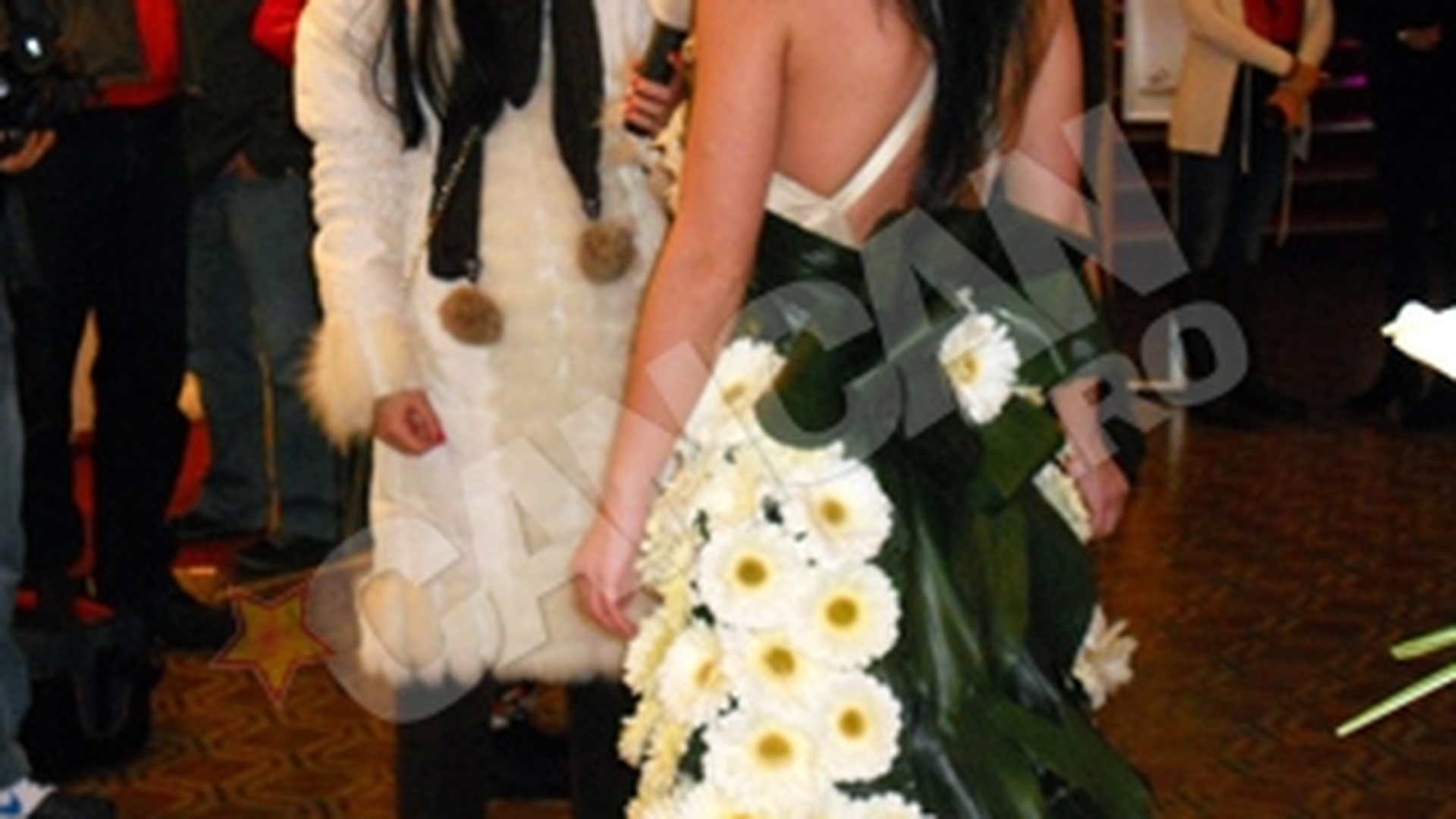 Ti-ar placea sa porti asa la nunta ta? Vezi aici cum arata prima rochie de mireasa din Romania facuta numai din flori naturale!