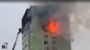 Tragedie după o explozie într-un bloc de 12 etaje. Sunt cel puţin cinci morţi şi zeci de răniţi VIDEO
