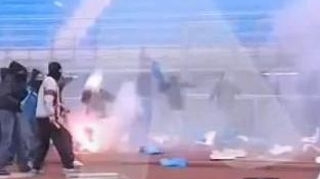 VIDEO Macel intre suporteri pe un stadion din Grecia!